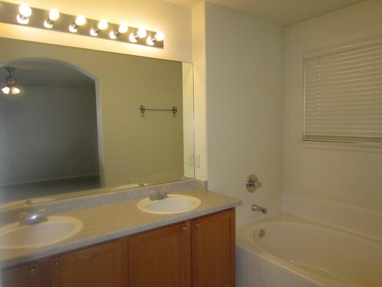 Building Photo - 10761 Cook Ct