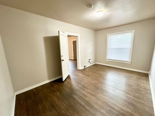 Building Photo - Charming 2 Bed 1 Bath Home Located in Historic Downtown Roslyn