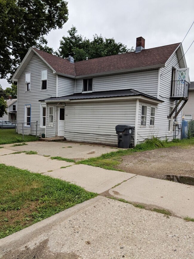 Building Photo - 726 Ferry St