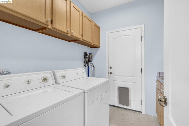 Building Photo - 5640 Edgeview Dr