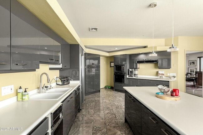 Building Photo - 1040 E Osborn Rd