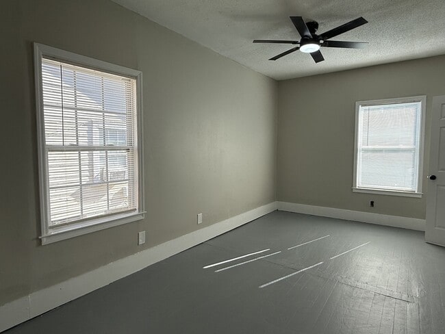 Building Photo - 728 W 39th St