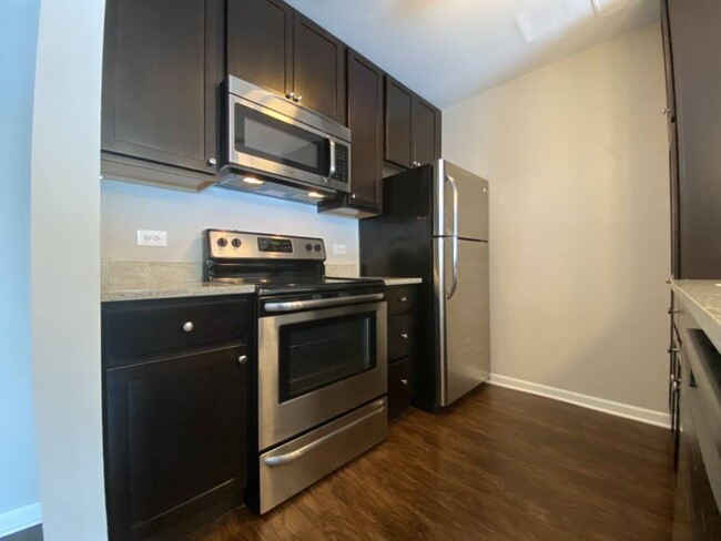 Stainless steel appliances with a built in microwave - 1818 North Halsted