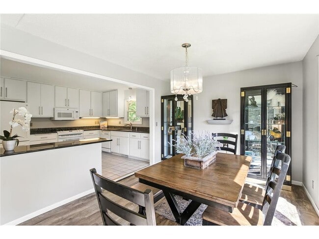 Building Photo - 455 Black Oaks Ln N