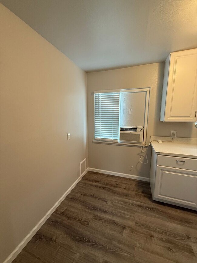 Building Photo - 512 Carpenter St