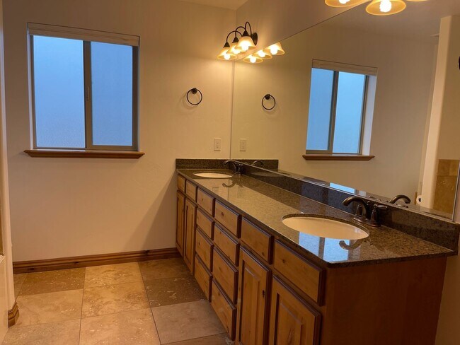 Building Photo - Gorgeous home in Orem