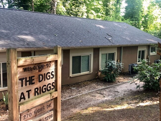 Building Photo - Walk to Campus! Downtown Apartment Available!