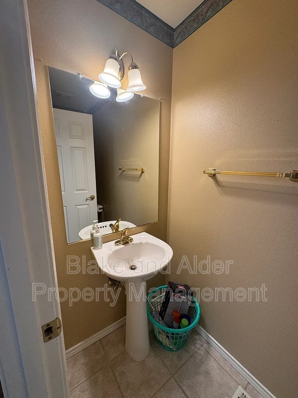 Building Photo - 1079 NE Creeksedge Dr