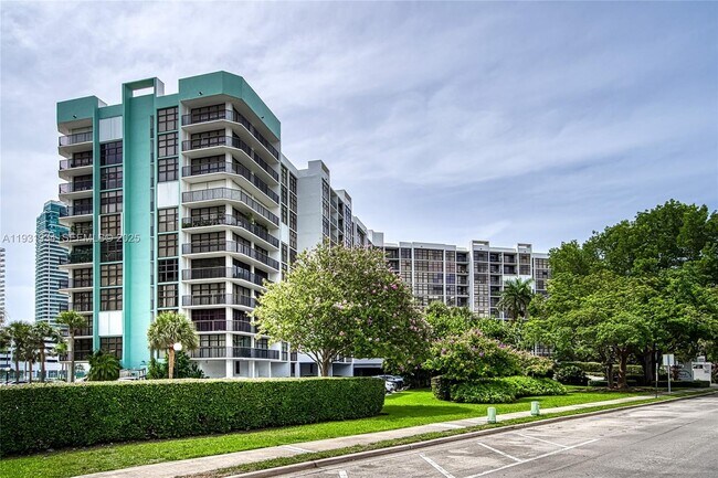 Building Photo - 400 Leslie Dr