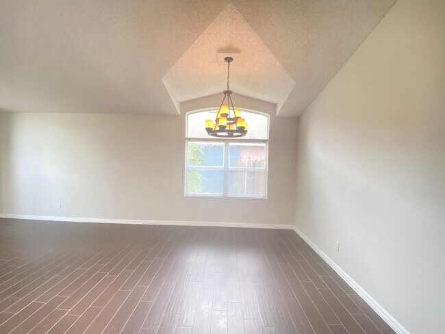 Building Photo - Lake Mary!  Ready to Move in!! Spacious 4/...