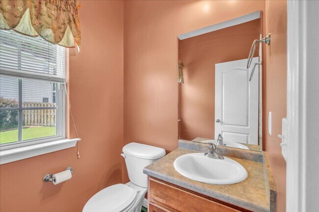 Building Photo - Spacious 4 Bed, 2.5 Bath in White Oak