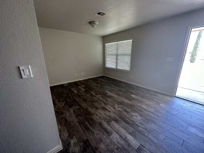Building Photo - "Modern Comfort in El Paso: Spacious 3-Bed...