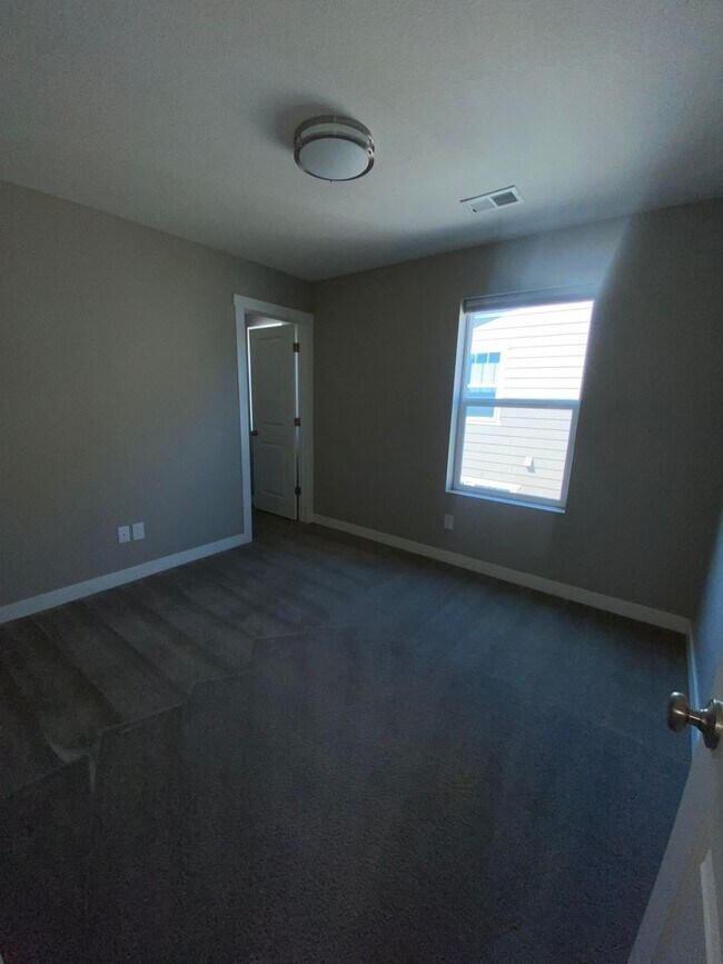 Building Photo - Special Offer: 2 Weeks Free Rent if rented...