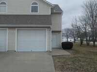 Building Photo - MOVE IN SPECIAL - 1/2 MONTH'S RENT FREE 3 BD 2.5 BA Duplex