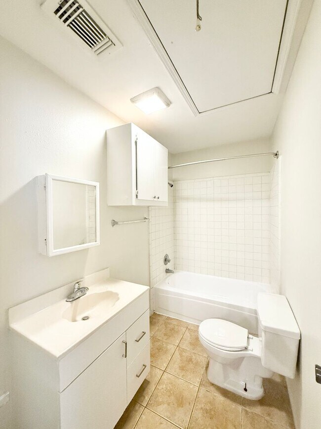 Building Photo - BRA11