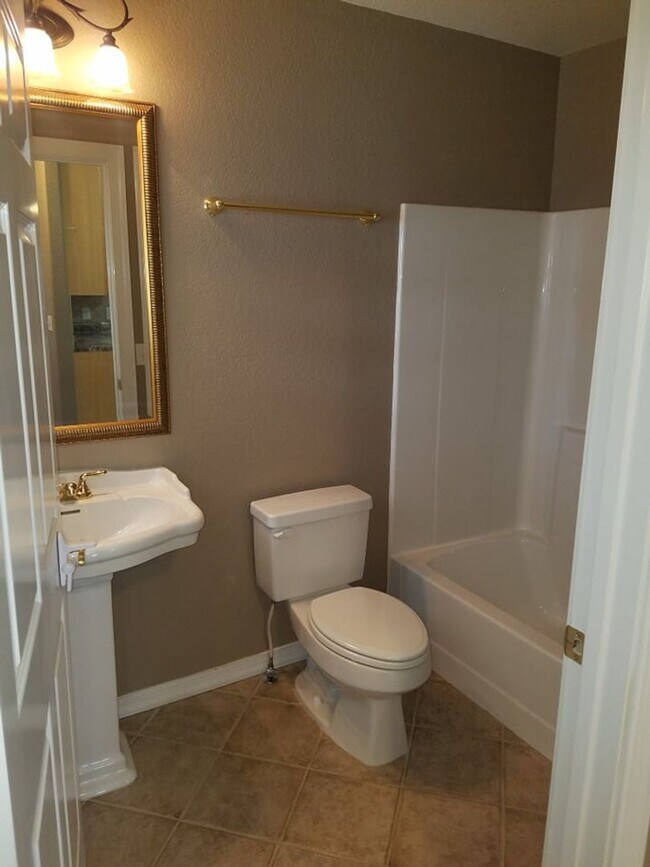 Building Photo - Beautiful Townhouse with Magnificent City Views.