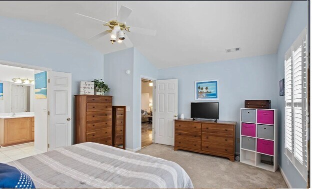 Building Photo - Spacious 3/2 Available Now!
