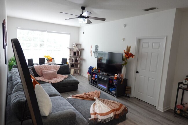 Building Photo - Stone Bridge