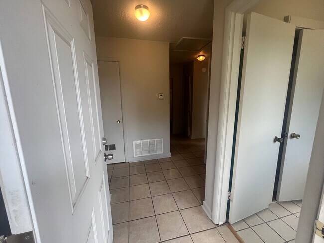 Building Photo - Nice large 3 BR. 1.5 Bath home for rent in Lonoke