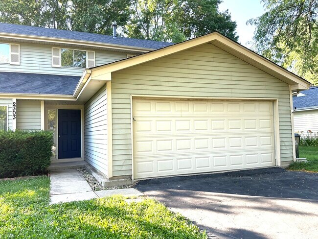 Building Photo - 2303 Woodview Ln