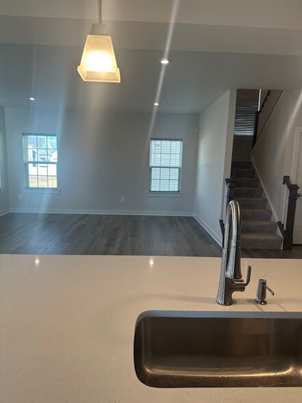 Building Photo - 807 Leni Wy