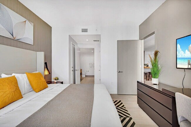Building Photo - 4010 S Ocean Dr