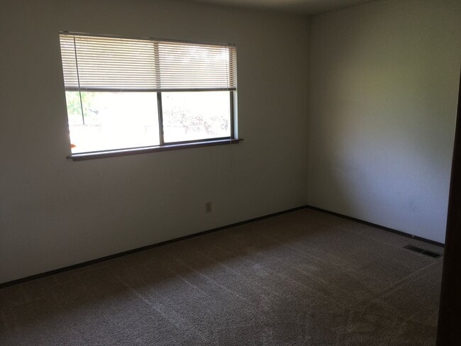 Building Photo - West Redding Home