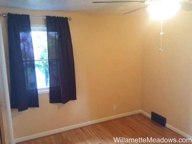 Building Photo - Amazing 4 Bedrooms, 2 Bathrooms, House in South Salem