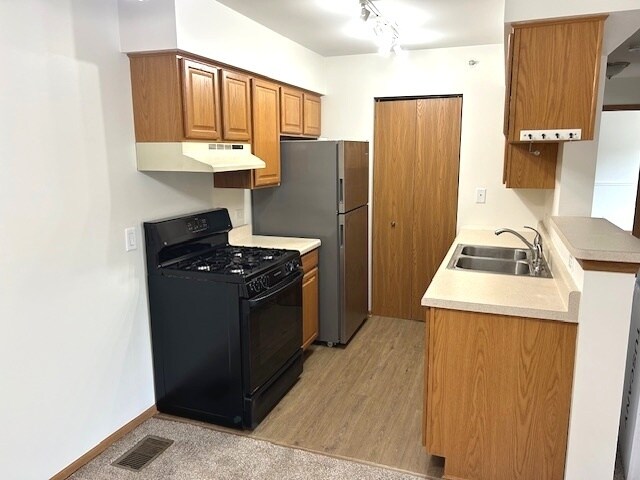 Building Photo - 727 Elm Ln
