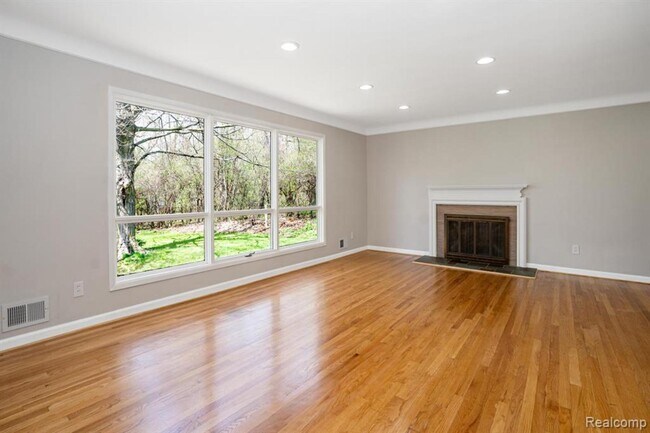 Building Photo - 2700 Colonial Way