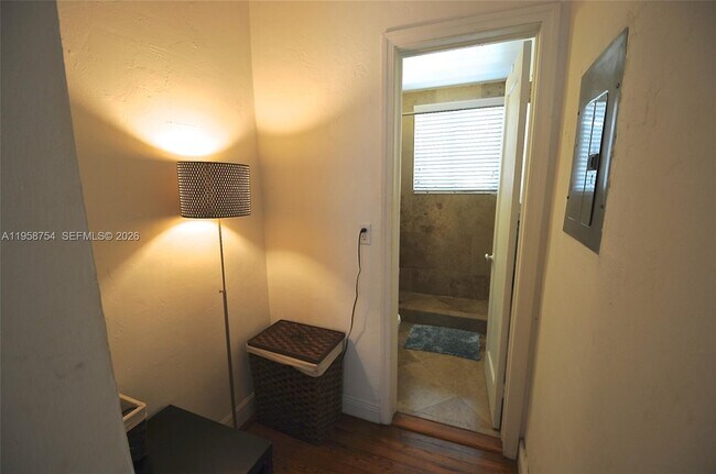 Building Photo - 601 7th St