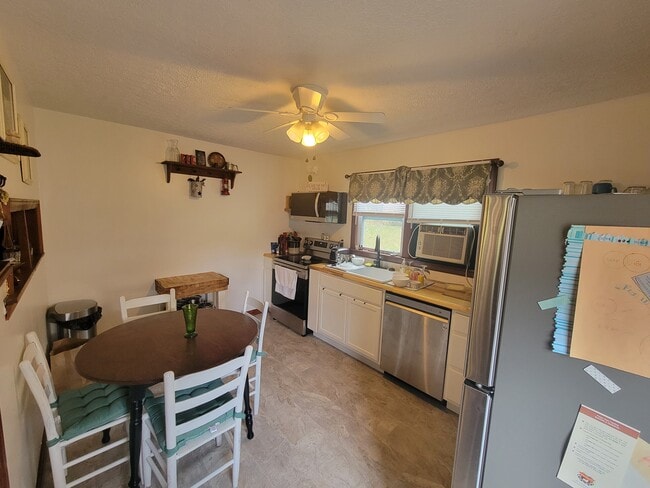 Building Photo - 113 Headman Ln