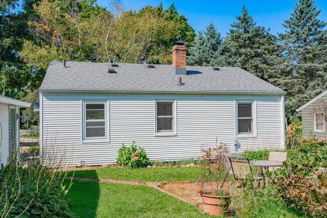 Building Photo - 401 Merrill Crest Dr