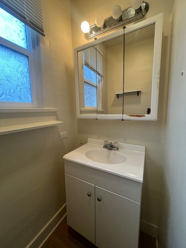 Building Photo - 2-Bedroom 1-Bathroom home in Cottage Grove!