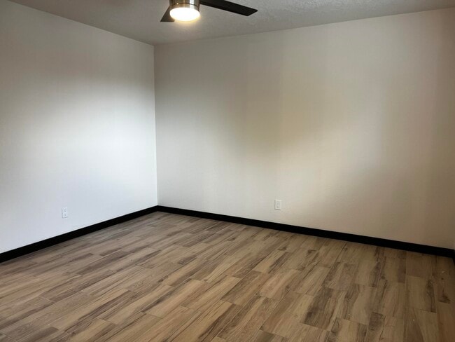 Building Photo - 905 La Charles Dr NE