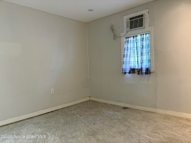 Building Photo - 329 Pine Ave