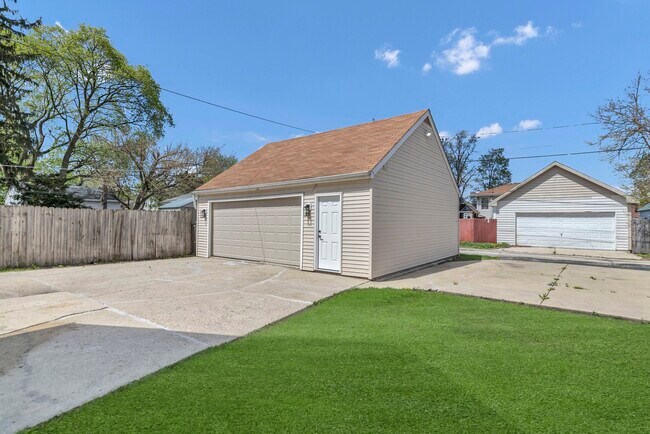 Building Photo - 129 W Stimmel St