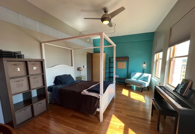 Building Photo - Eccentric 2 Bedroom 2.5 Bathroom Condo In ...