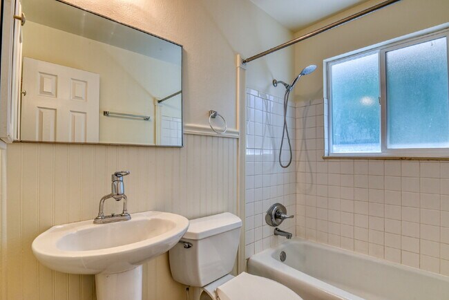 Building Photo - Fantic Home In Villege Seven For Rent