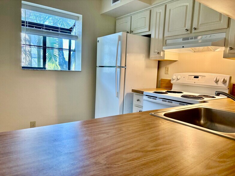 Building Photo - 2717 S Oakland Forest Dr