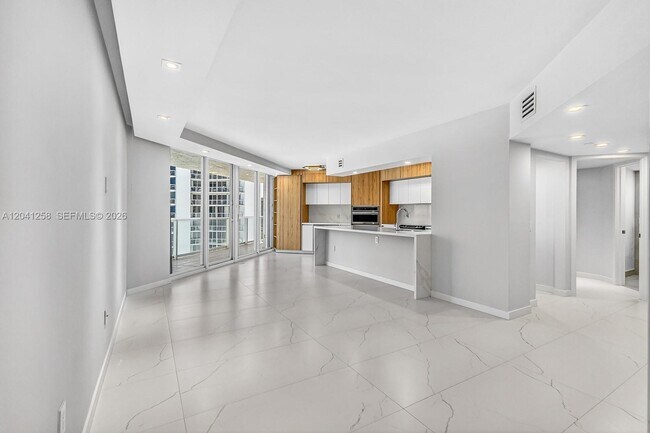 Building Photo - 16445 Collins Ave