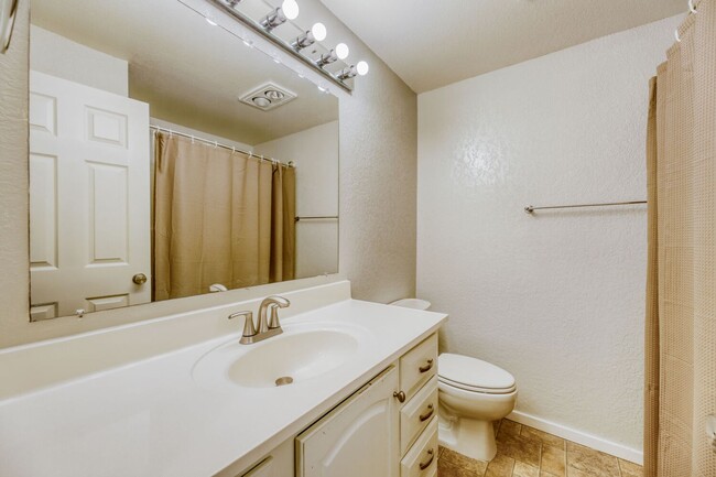 Building Photo - Updated and Well-Equipped 2 Bedroom 1.5 Bath Lynnwood Townhouse!