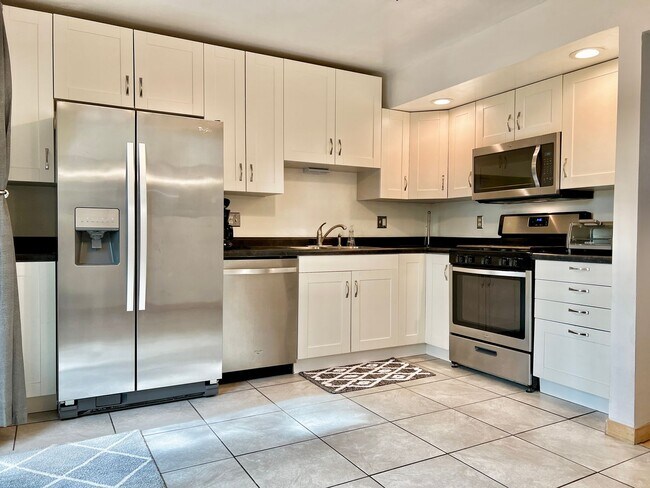 Building Photo - Updated and spacious! Ready for move in!