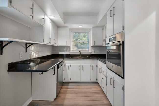 Building Photo - 3405 Hillvale Rd