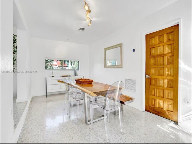 Building Photo - 7537 W Treasure Dr