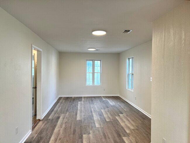 Building Photo - 1127 E Highland Ave