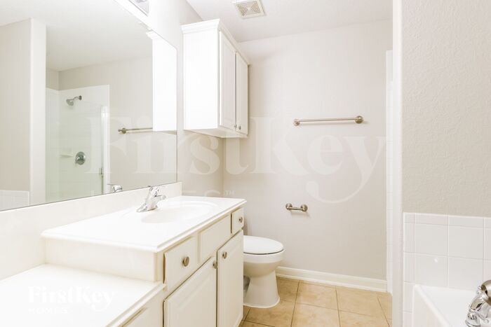 Building Photo - 9931 Fairlane Oaks Dr