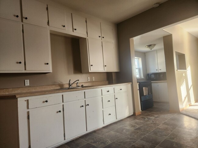 Building Photo - Spacious Two Bedroom Available Now!