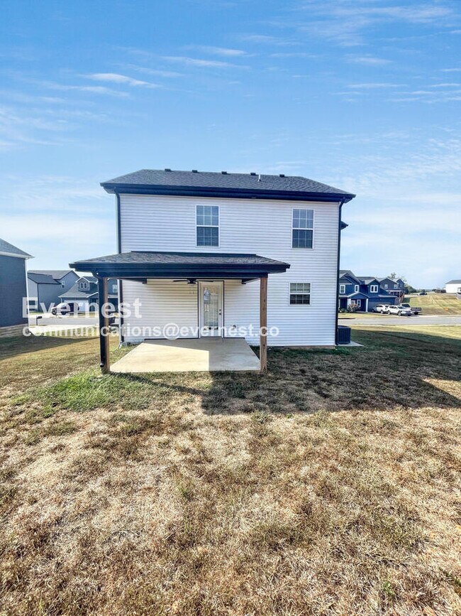 Building Photo - 3 Bed, 2.5 Bath Home with Garage / Pet-Fri...