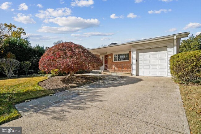 Building Photo - 5813 Midhill St